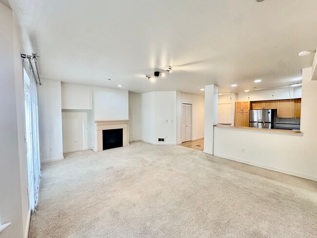 Building Photo - One Parking Spot Free! (MOVE IN SPECIAL 4 WEEKS FREE)