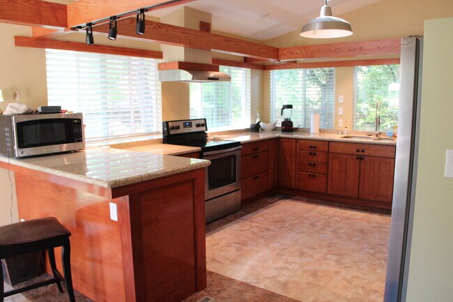 Building Photo - Spacious 5 bed, 2.5 bath in the Heatherwoo...