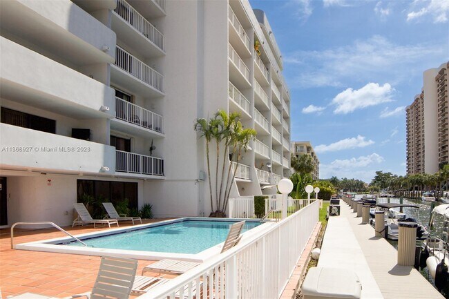 Foto del edificio - 1650 NE 115th St