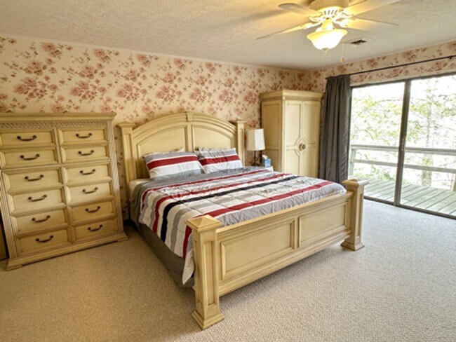 Foto del edificio - *Rare Find* Spacious St. George Lakefront ...