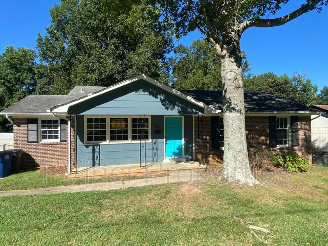 Foto principal - 3 Bedroom, 1.5 Bathroom House in Winston-S...