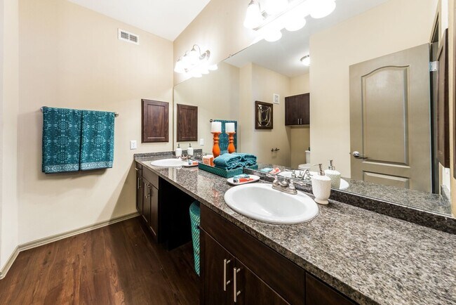 Building Photo - 4213 Spicewood Springs Rd