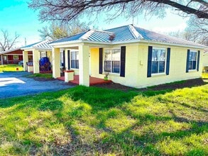 Building Photo - 800 Vanderveer