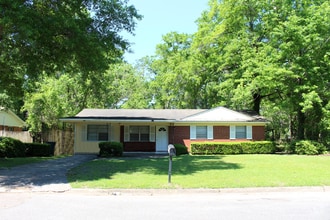 Building Photo - 824 Essex Dr