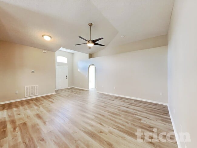 Foto del edificio - 7403 High Bluff Rd N