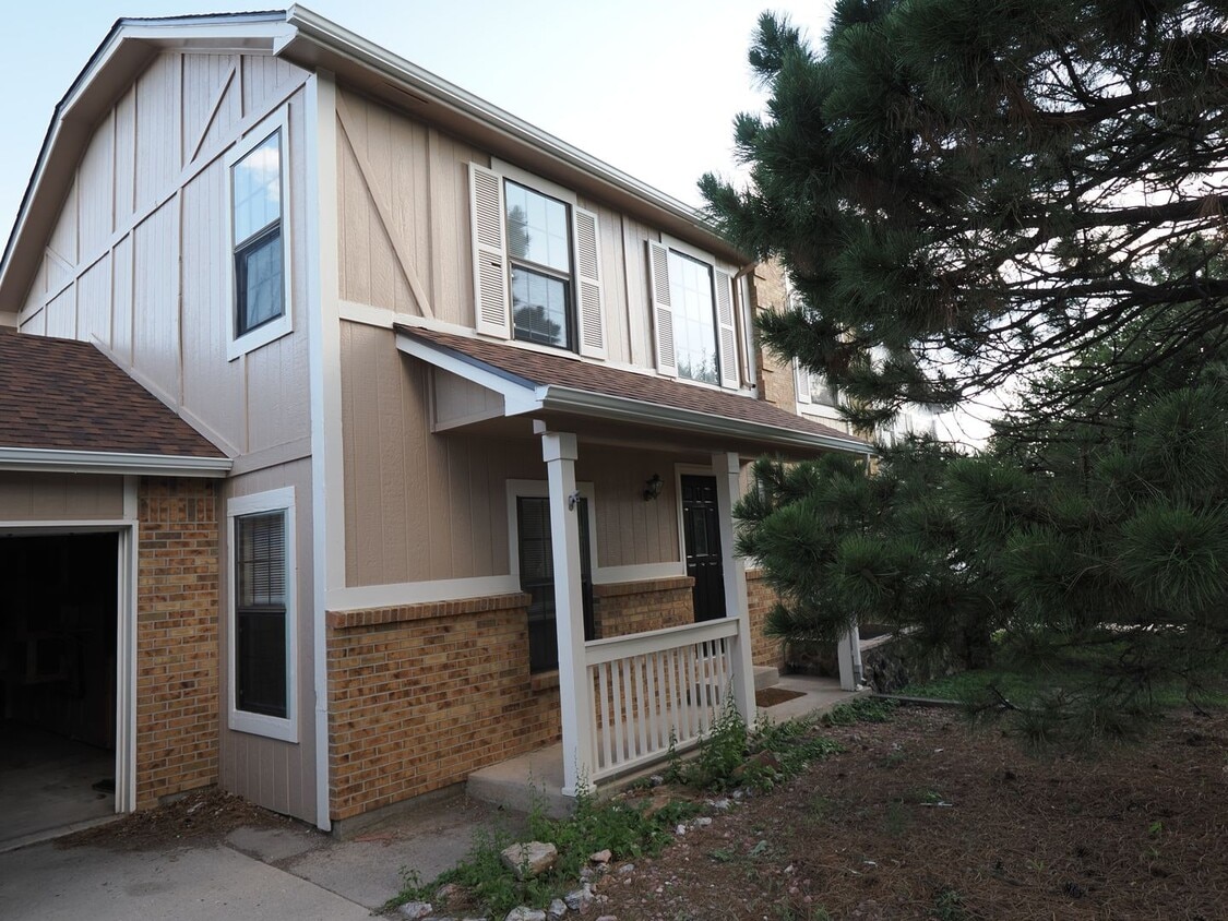 Foto principal - 3 Bdrm, 2.5 Bath Home off of Powers!