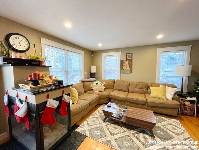 Building Photo - Awesome Student 4 Bed Apartment