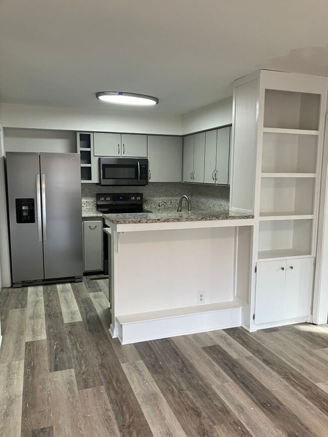 Building Photo - Newly renovated condo in Donelson