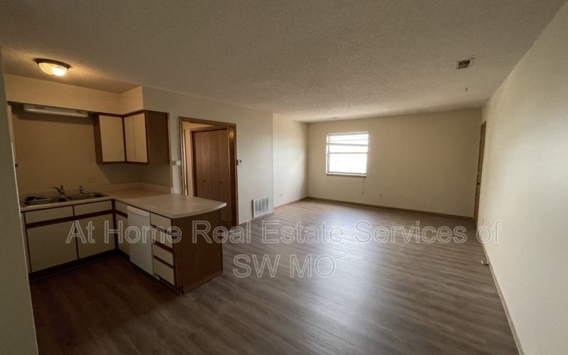 Primary Photo - 2856 S Rogers Ave