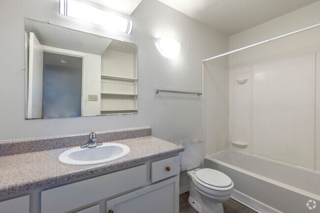 1 habitación, 1 baño - 528 pies cuadrados - Baño - Sunrise Apartments