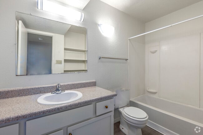 1BR, 1BA - 528SF - Bathroom - Sunrise Apartments