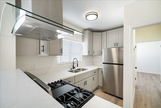 Foto del edificio - BELLA APARTMENTS: Beautiful 1 Bed - 1 Bath...