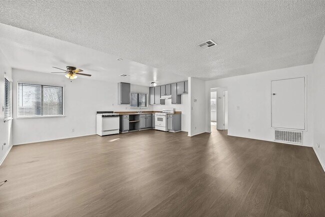 Foto del edificio - 38501 Larkin Ave
