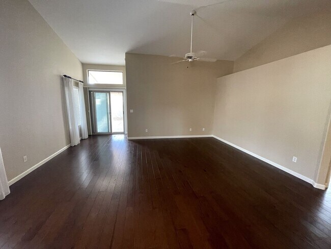 Building Photo - Beautiful 3 Bed / 2 Bath Home in Prime Loc...