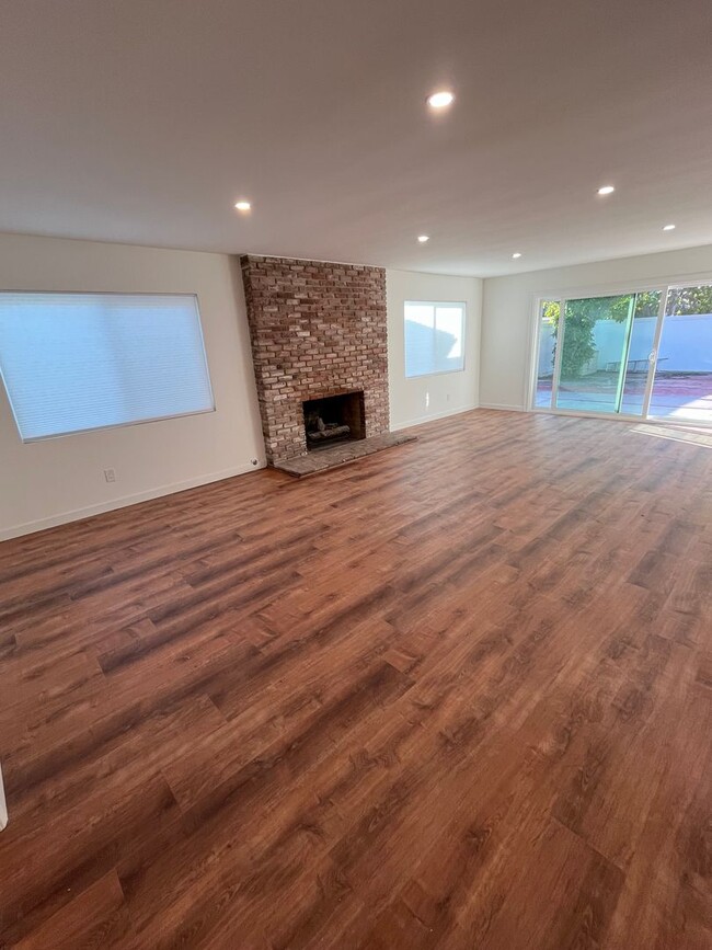 Foto del edificio - RARELY AVAILABLE! STUNNING 3BD/2BA ON CORO...
