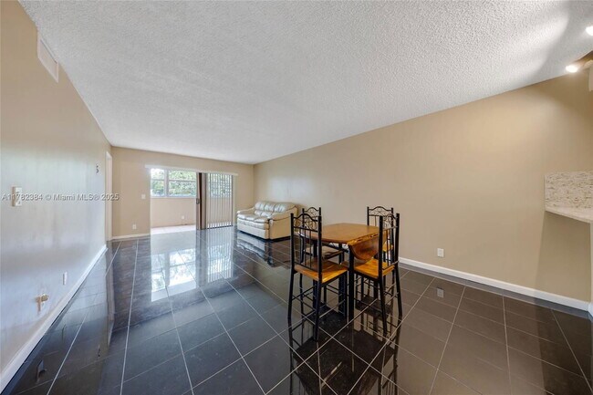 Building Photo - 6075 N Sabal Palm Blvd