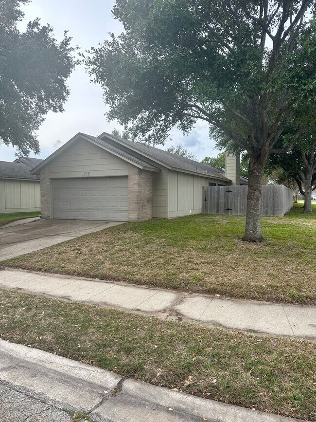 Foto del edificio - Corner lot 3 Bedroom 2 bath home