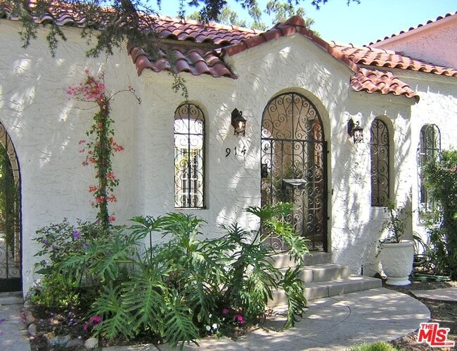 Building Photo - 914 Burnside Ave