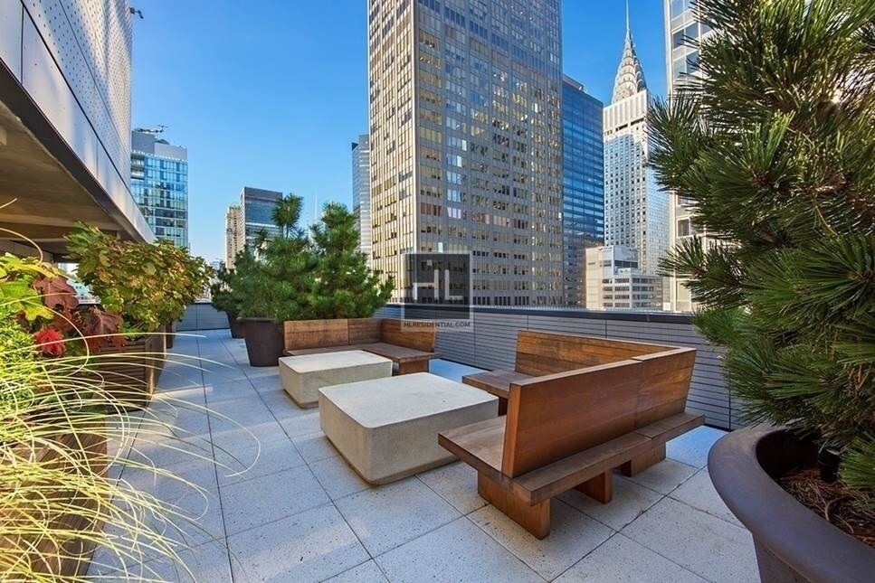 Building Photo - 200-210 E 39th St