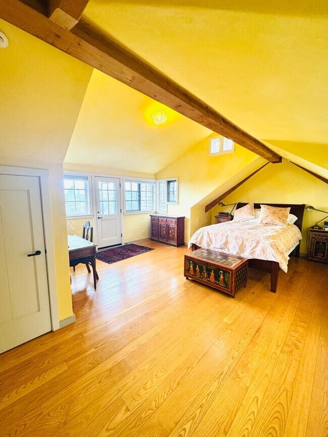 Foto del edificio - Majestic Farmhouse Retreat on 39 Acres wit...