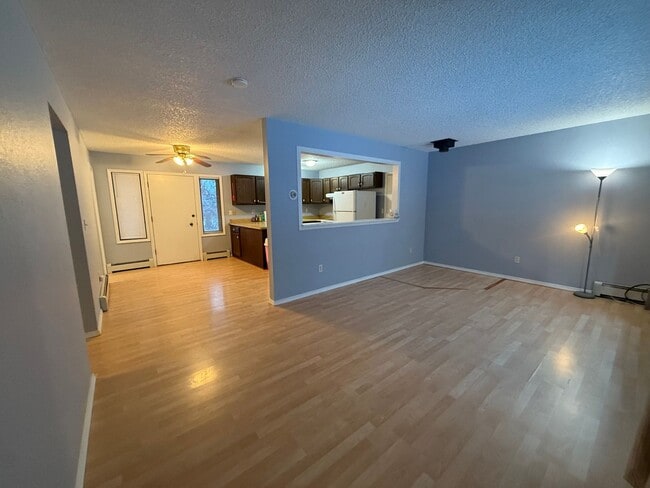 Building Photo - 2 bedroom / 2 car attached garage / North ...