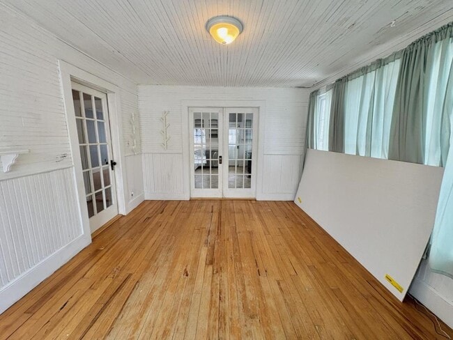 Building Photo - 14 Maple St