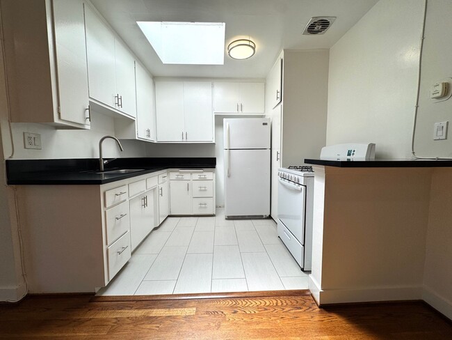 Building Photo - Spacious Top Floor 1 Bedroom in West Holly...