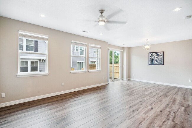 Foto del edificio - Modern 3BD, 2.5BA Cottonwood Condo with At...