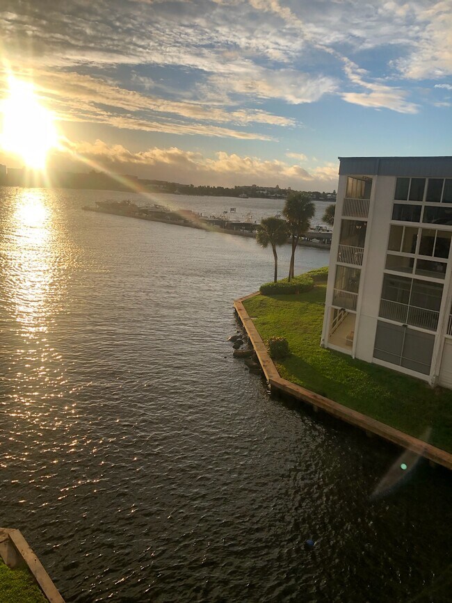 Vía fluvial hacia el puerto deportivo - 200 Waterway Dr S