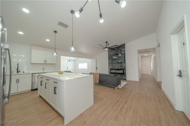 Building Photo - 1671 Sandalwood Ln