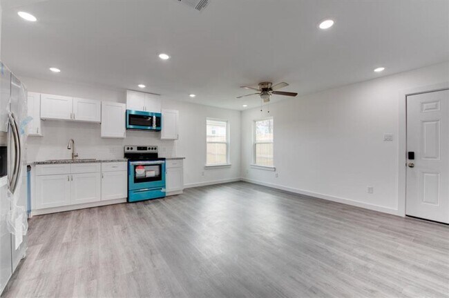 Foto del edificio - 8124 Sterlingshire St