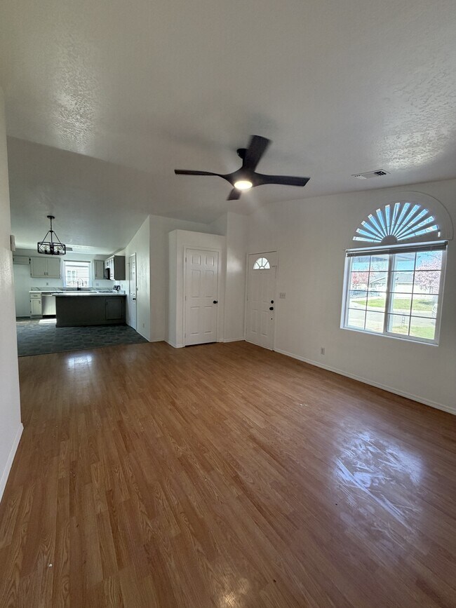 Building Photo - 7821 Laura Ln