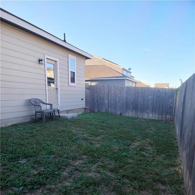 Foto del edificio - 308 Flower Smith Ln