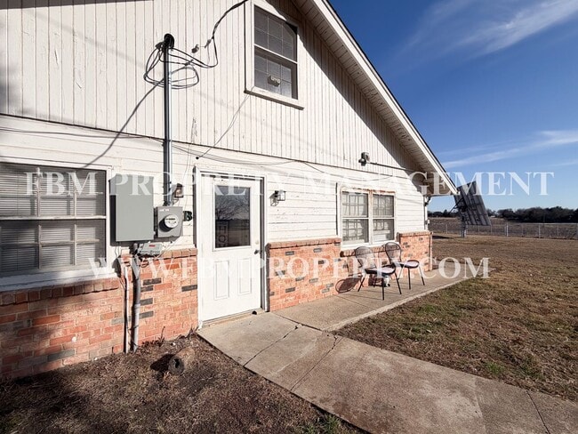 Building Photo - 2200 Country Club Rd