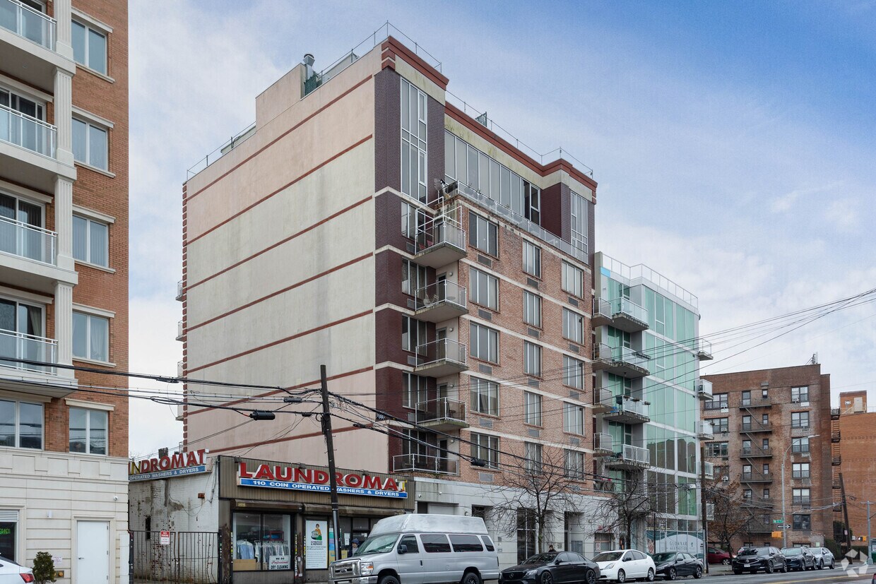 Primary Photo - 390 Kings Hwy