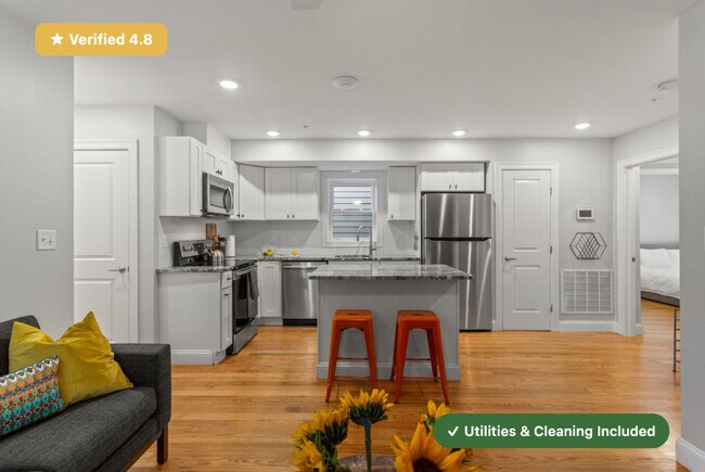 Foto del edificio - Furnished Bedroom with Private Bath in Cha...
