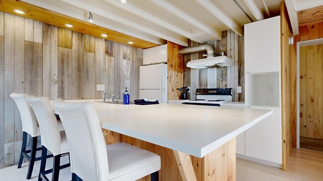 Building Photo - 42 Evergreen Ave