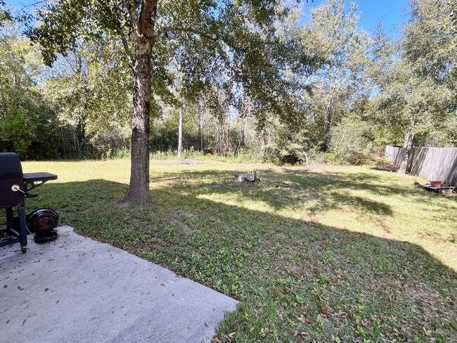 Building Photo - Large family rental available in Maple Hill