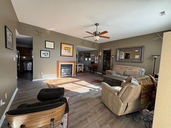 Building Photo - 3 Bedroom Home Furnished or unfurnished available