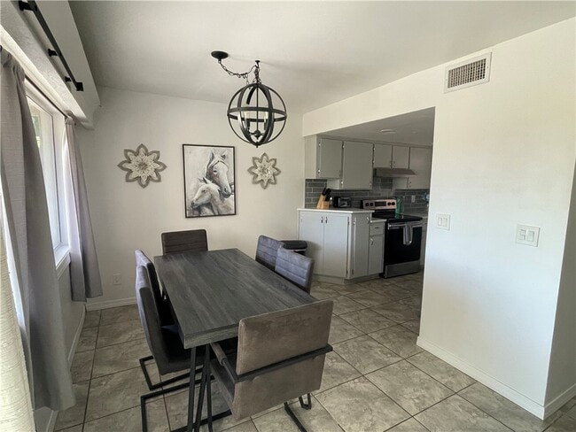 Building Photo - 2677 Country Club Dr