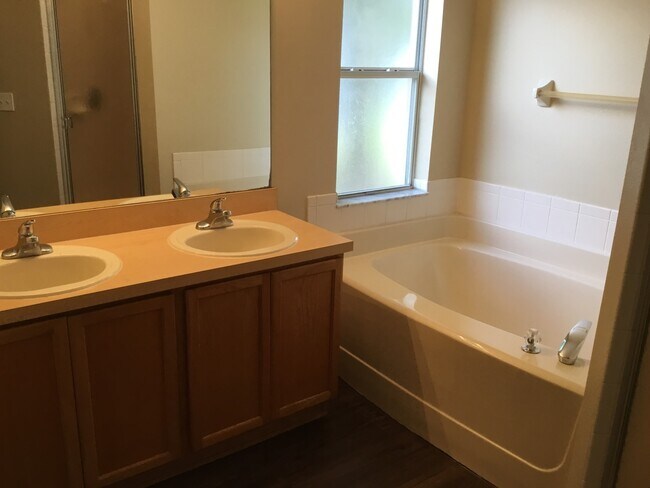 Foto del edificio - 10918 Pinewood Cove Lane