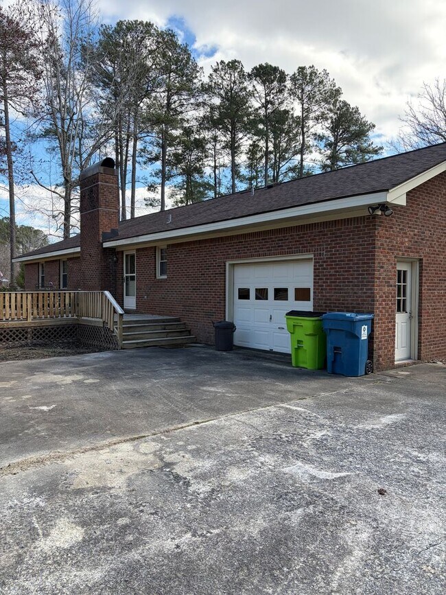 Foto del edificio - Spacious 3 Bedroom, 2 Bath Home on Over an Acre – Lawn Care Included!