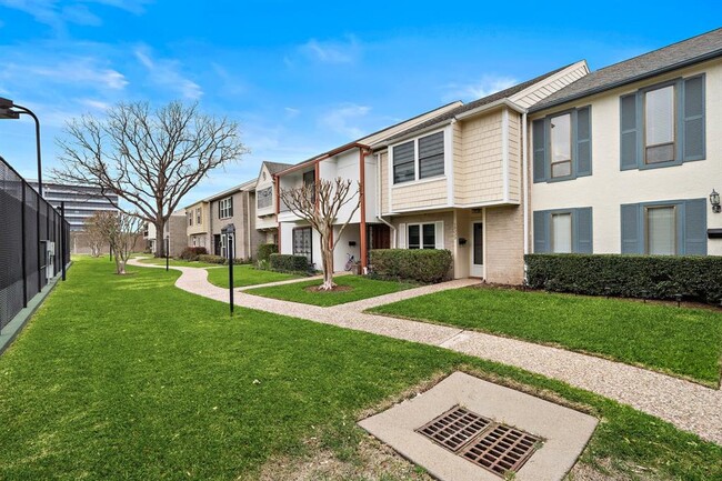 Building Photo - 10333 Longmont Dr
