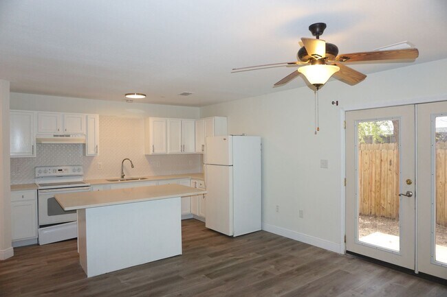 Foto del edificio - Two Bedroom Townhome in FWB