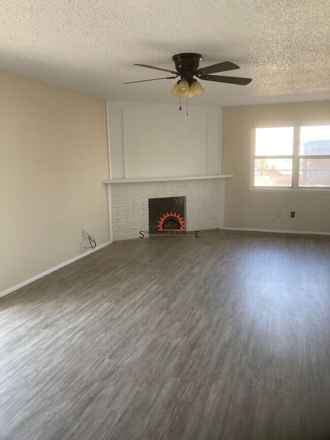 Foto del edificio - 3 Bed 1 3/4 Bath Single Car Garage with wo...