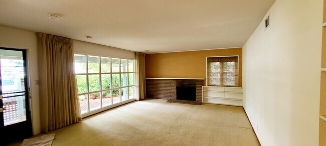 Building Photo - Great Home close to Downtown and elementar...