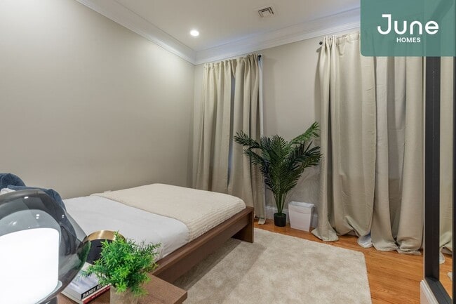 Building Photo - ROOM ONLY in 4-bed/1.0-bath Home