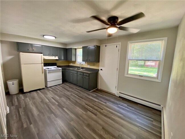 Foto del edificio - 42940 Crestlane Dr