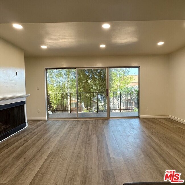 Foto del edificio - 14850 Hesby St