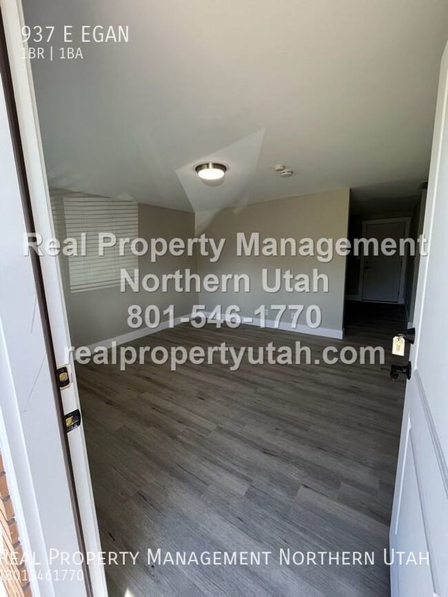 Building Photo - Darling 4-plex unit in Layton